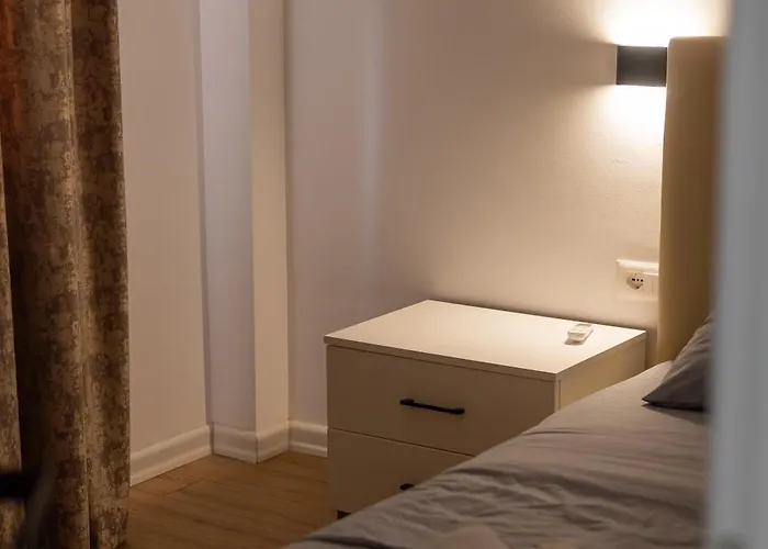 Center * טיראנה